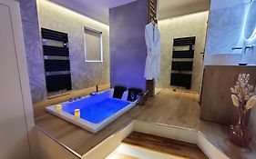 LA BULLE ROMANTIQUE, Suite avec jacuzzi privatif